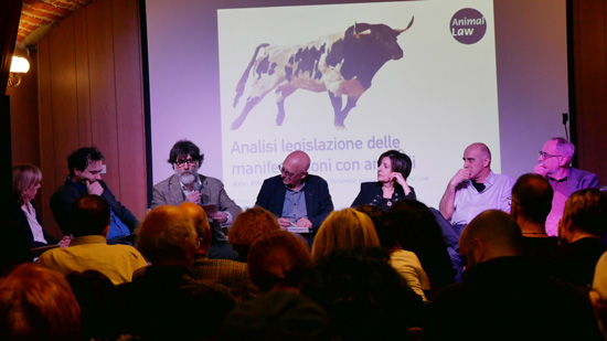 Un altro momento dell’intervento di Filippo Portoghese al convegno. Con lui sono presenti i relatori: Annamaria Manzoni Psicologa e psicoterapeuta; Alessandro Ricciuti Animal Law; Enrico Moriconi Garante Diritti Animali Regione Piemonte; Rosalba Nattero Presidente SOS Gaia; Marco Francone Resp. LAV Piemonte e Enrico Comba Antropologo.