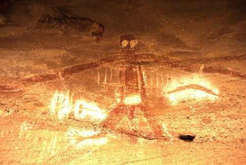 Un dipinto aborigeno su roccia che raffigura uno dei Signori della Fiamma che crearono sulla terra il Dreamtime, il Tempo del Sogno, che rappresenta l’identità storica e spirituale della cultura iniziatica degli Aborigeni australiani.