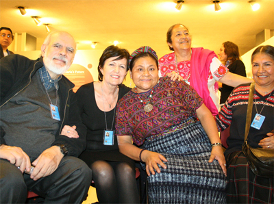 Giancarlo Barbadoro e Rosalba Nattero, fondatori della Ecospirituality Foundation, con il Premio Nobel Rigoberta Menchù