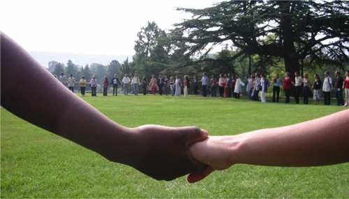 Un grande cerchio formato da Indigenous People all’ONU di Ginevra