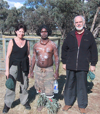 Giancarlo Barbadoro con Rosalba Nattero e Jida Gulpilil a Swan Hill, Australia, in occasione della lotta per il recupero delle spoglie degli Antenati del Wiran Aboriginal Corporation a cui la Ecospirituality Foundation ha dato il supporto