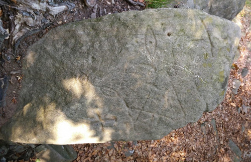 “Peira Eicrita” ritrovata in Val Chisone. Il monolite, di circa 130 x 75 cm presenta incisioni risalenti a più di 3500 anni fa ricollegabili al Solstizio d’Inverno.  Per i popoli antichi il Solstizio d' Inverno rappresentava la vittoria del Sole sulle tenebre. Il periodo in cui le ore di luce ricominciavano ad aumentare a discapito del buio, una sorta di morte simbolica, prima dell'inizio di rinascita per la natura e gli uomini