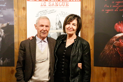 L’Autrice con Bruno Bozzetto, vignettista e regista di fama internazionale, uno dei primi ad aderire ad Artists United for Animals, davanti a una delle sue vignette che ha regalato al sodalizio