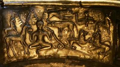 Particolare del Calderone di Gundestrup conservato al Museo Nazionale Danese di Copenhagen con il dio Cernunnus in primo piano. Le placche che lo costituiscono dimostrano che esisteva una vera e propria Federazione Celtica, una sorta di Unione Europea ante litteram
