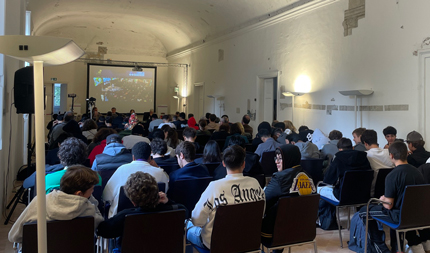La sala piena, erano presenti i giovani delle scolaresche degli Istituti Superiori di Roma