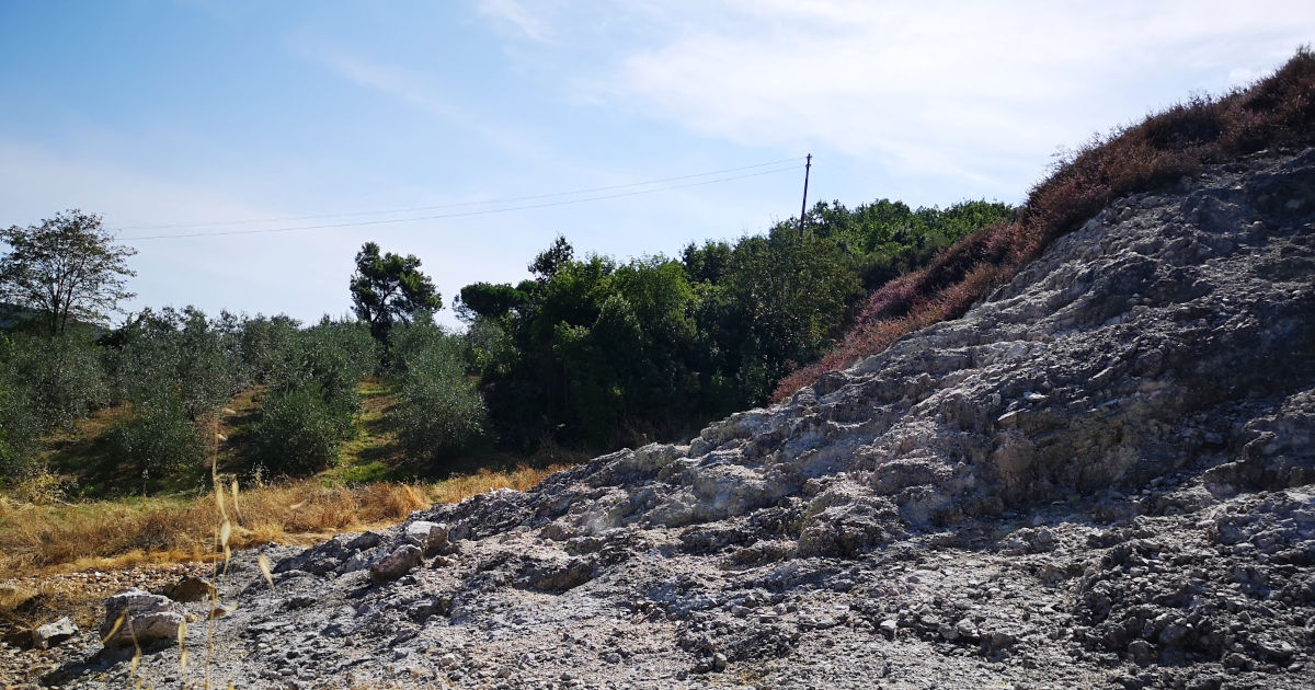 L’ambiente brullo del Parco delle Fumarole nei pressi di Sasso Pisano