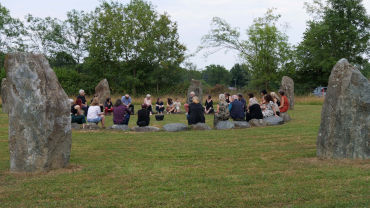 Ancora una immagine della meditazione nel Grande Cerchio di Pietre dell’Ecovillaggio di Dreamland nel Parco della Mandria, Piemonte.