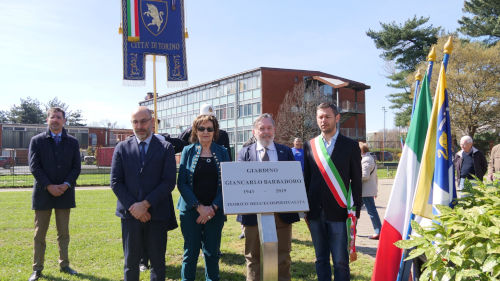 Il momento più emozionante: lo scoprimento della targa dedicata a Giancarlo Barbadoro