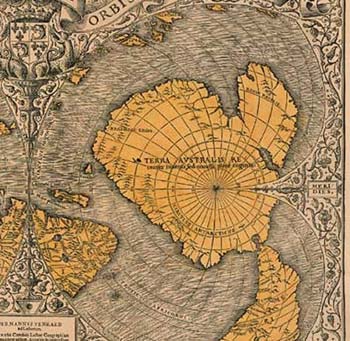  Particolare del "Mappamondo di Oronzio Fineo" realizzato dallo scienziato francese nel 1531 in cui sono rappresentati i due emisferi della Terra. Sorprendentemente, così come campeggiano in quello boreale il continente europeo e il nuovo mondo da poco scoperto ufficialmente da Cristoforo Colombo, in quello australe è evidente al suo centro un continente che verrà scoperto 300 anni dopo 