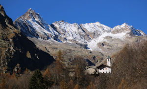 Il Monveso di Forzo in alto a sinistra e in primo piano la chiesa di Boschietto